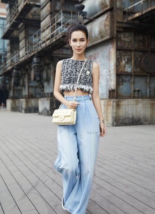 谁说卢靖姗身材发福?穿超短背心秀蛮腰秒杀众小花，韩庚捡到宝了