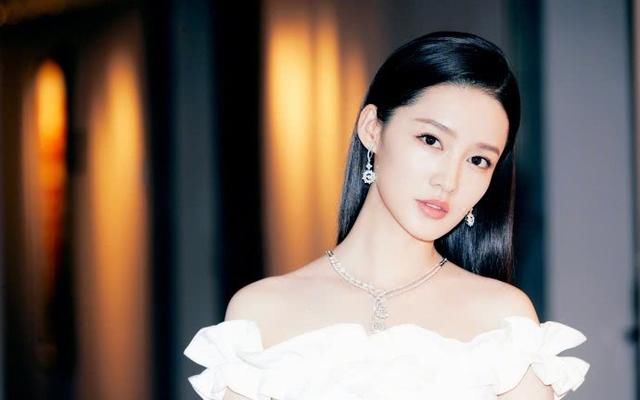 李沁穿白色优雅开叉长裙露香肩，网友:真是个撩人的小妖精!