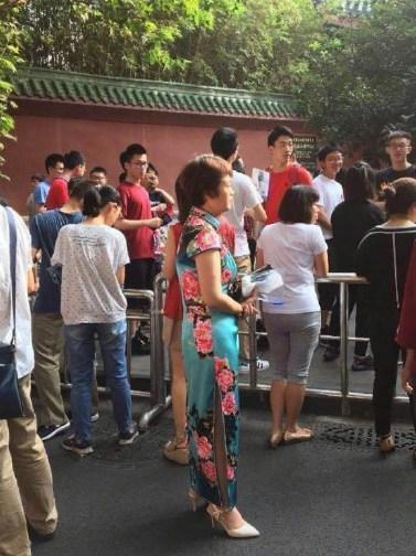  旗袍装：那些穿旗袍的妈妈们，美得优雅又高级，是街头靓丽的一道风景线！