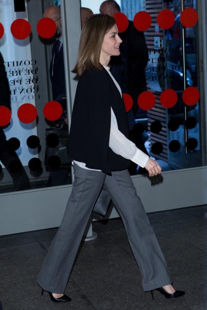 西班牙王后“商务造型”真有范儿!不愧是时尚界的“带货女王”!