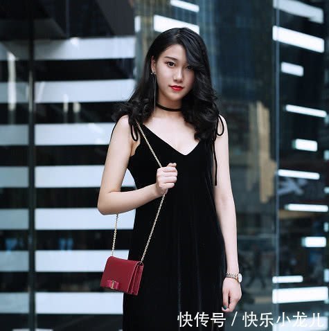拥有|街拍:拥有异域风情的“小姐姐”,没想到上衣还能够这样穿?