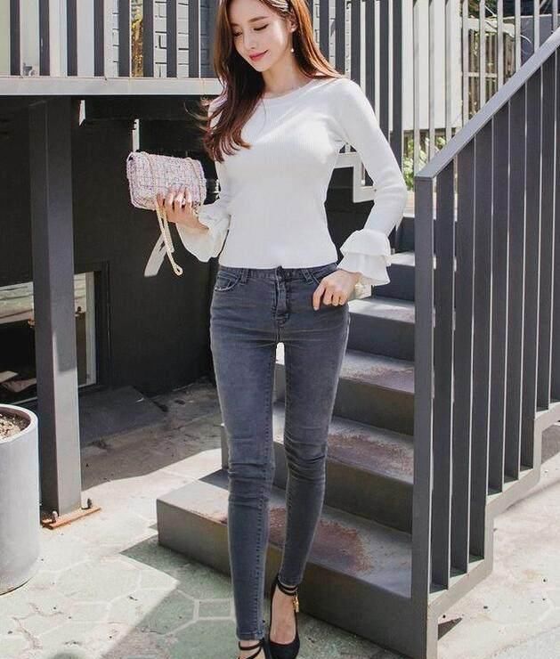 牛仔裤美女，文艺范十足，秀出曼妙姿态