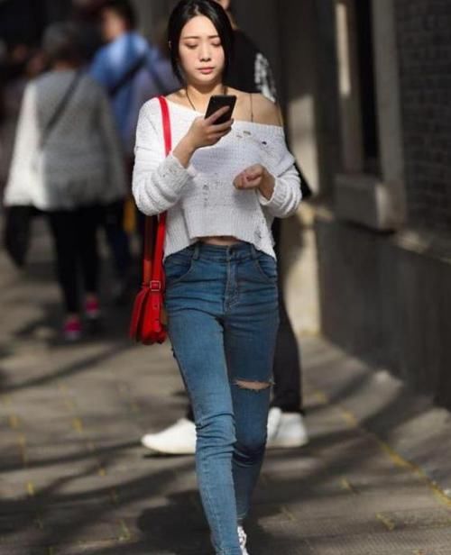  『美女』养眼女神街拍：身材高挑的美女，一件粉色外套配黑色打底裤，魅力气质十足
