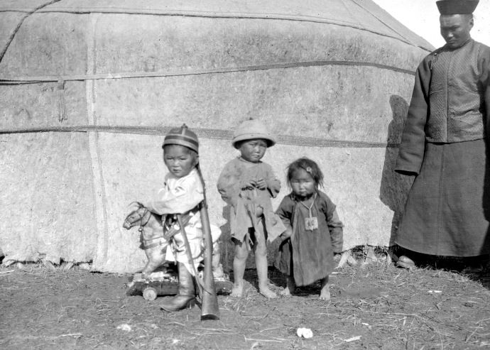 老照片:100年前新疆伊犁地区，特克斯河谷的游牧民族