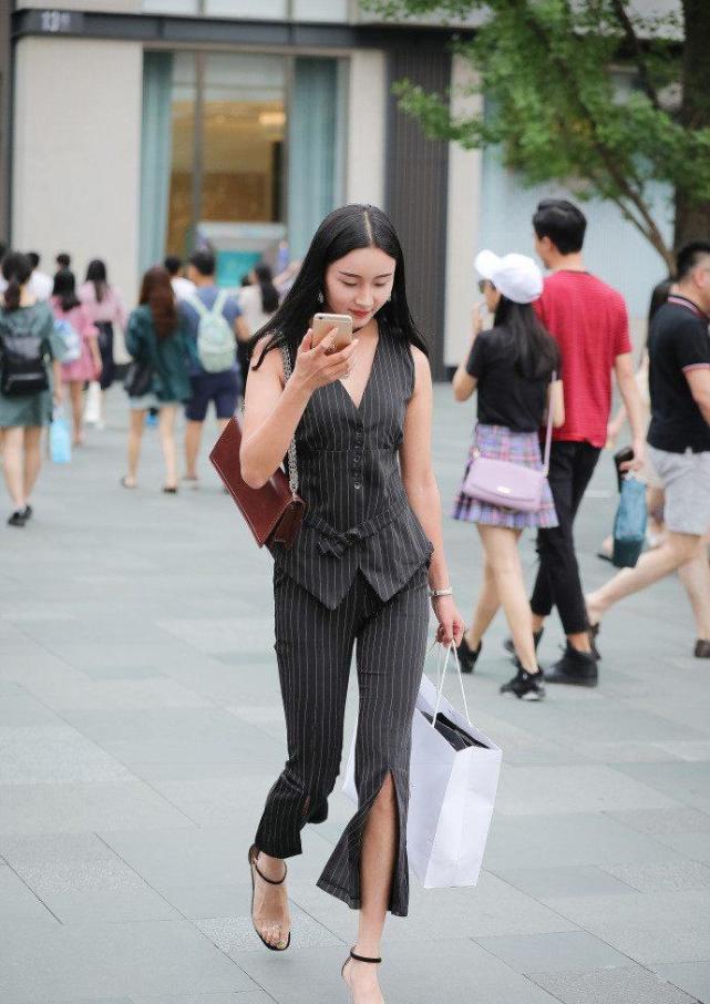 街拍：小姐姐的美浮现在眼前，让人忍不住多看一眼！