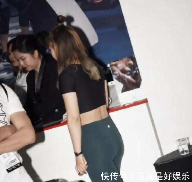 打底裤就是这么简单的展示小姐姐的美，远看很美，近看更美