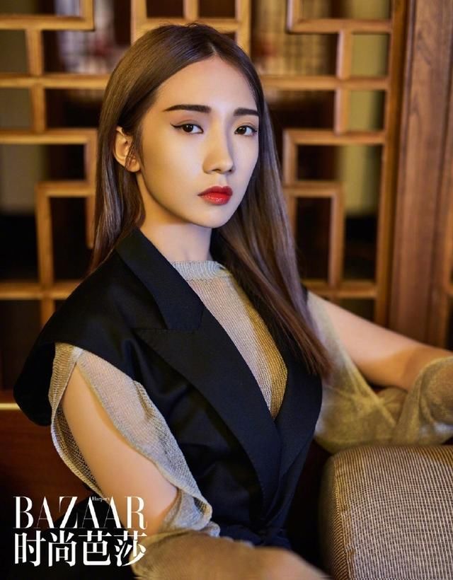 孟美岐拍摄时尚大片，换了浓黑眉后，连颜值都开始飘忽不定了