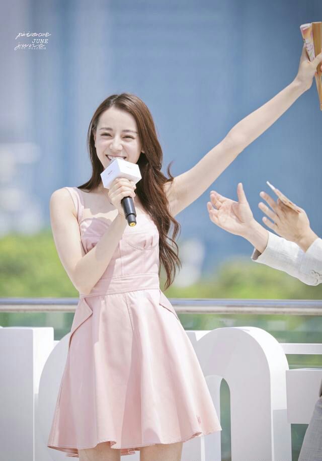 同穿粉色裙，赵丽颖迪丽热巴甜如初恋，而欧阳娜娜却显老气