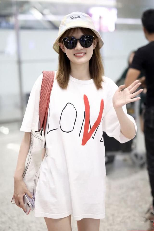 徐璐太猛了！全身只穿了件T恤，网友：裸腿出街给100分！