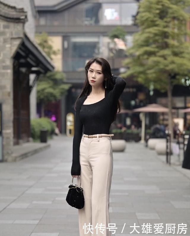  [格子]街拍：穿搭一身粉色格子的美女抢镜，给人一种干净的美