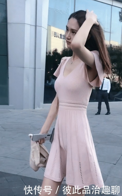  美女|美女一身小粉裙，秀发飘逸很是清新！