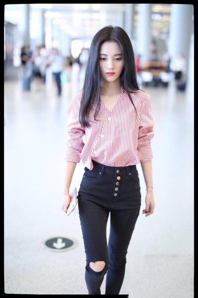 76斤的鞠婧祎比郑爽还瘦？穿破洞裤也勒出赘肉感，网友：很抢眼