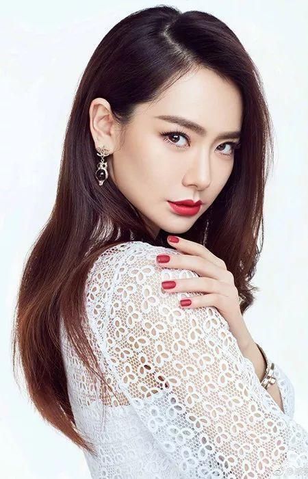 戚薇自拍撞脸Angelababy，作为美妆博主的她到底专业吗?