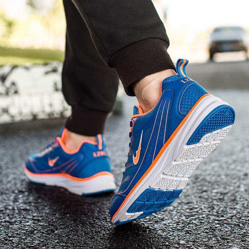 现在出门不兴穿凉鞋了，上海男人在穿的“透气鞋”，走路0负担