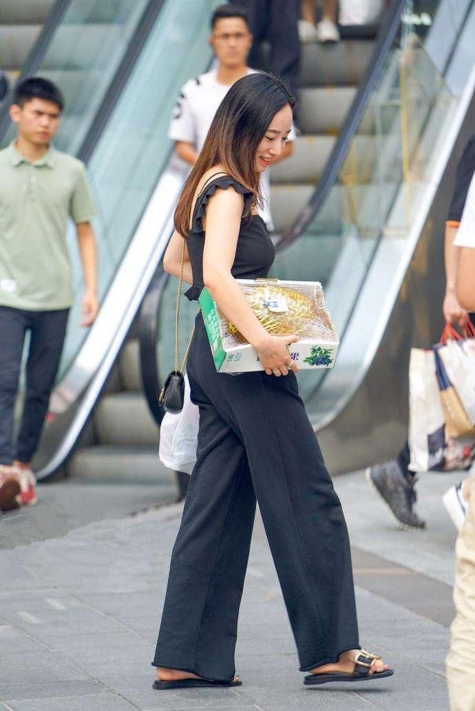 重庆街拍:美女大长腿搭配红色小高跟, 身材曲线完美展现!