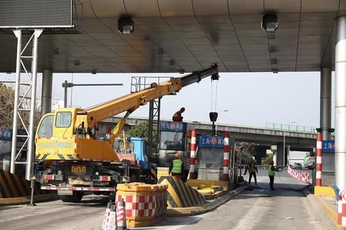  [人工车道]全国高速公路切换新系统首日：ETC收费车道通畅，人工