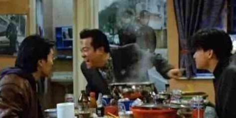 『吃火锅』港片里的“黑社会”很嚣张，为何总爱吃廉价火锅？原因很简单