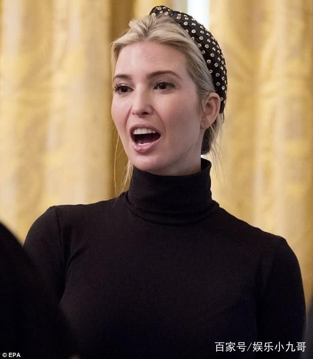 伊万卡人行道当T台，下班到家也要美美的，手提高管包走路带风