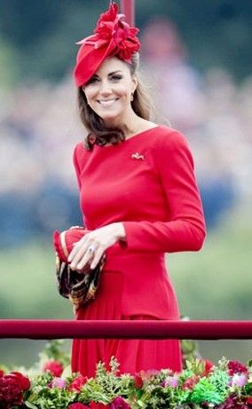 当凯特王妃遇上西班牙王后，同穿红色礼服，网友:一眼看出谁普通