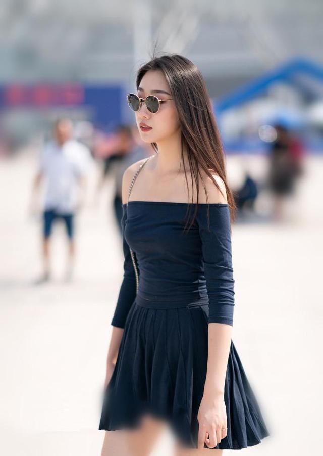素人街拍:吊带装or一字肩，哪一款更能凸显迷人锁骨