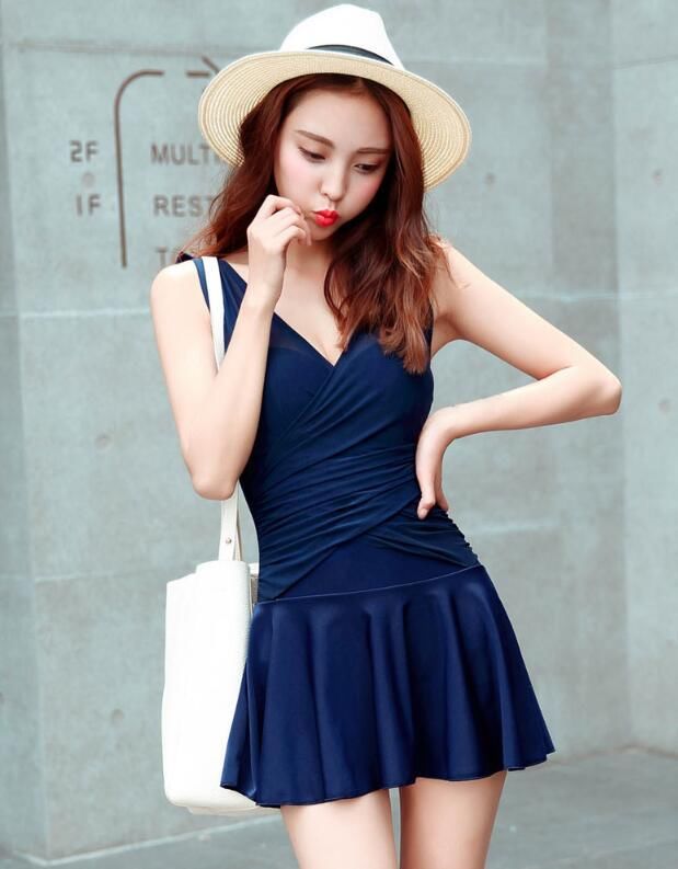 穿成这样的吊带裙美女，正面看平淡无奇，一转身绝对惊到你！