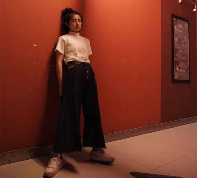 162的张子枫身材五五分，只要这么穿立马变成大长腿，还显年轻