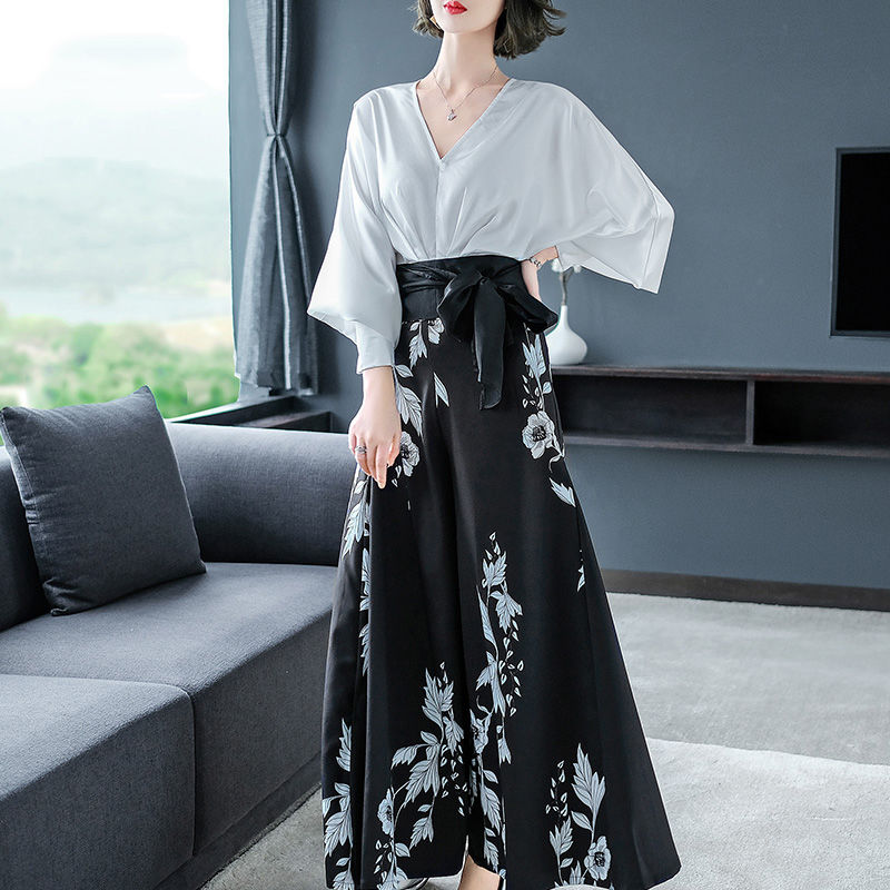 牛仔裤已经out了!如今时髦女人都在穿“裙裤”，简直美憾凡尘