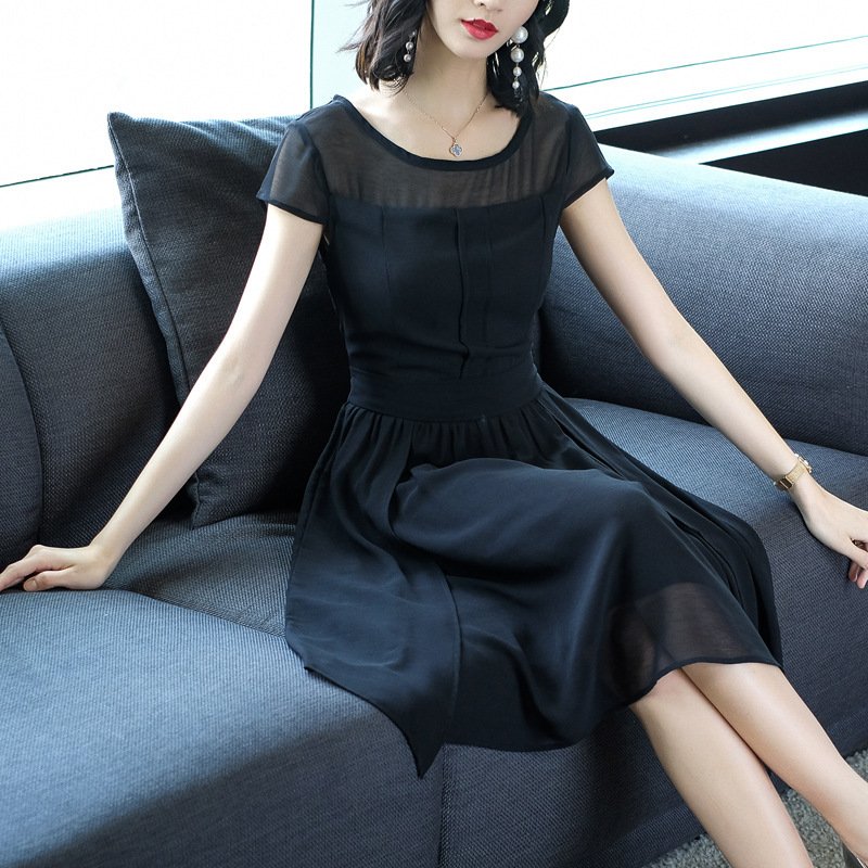 厉害了，现在的女人真敢穿，三伏天穿着这几层纱纱就出门，好迷人