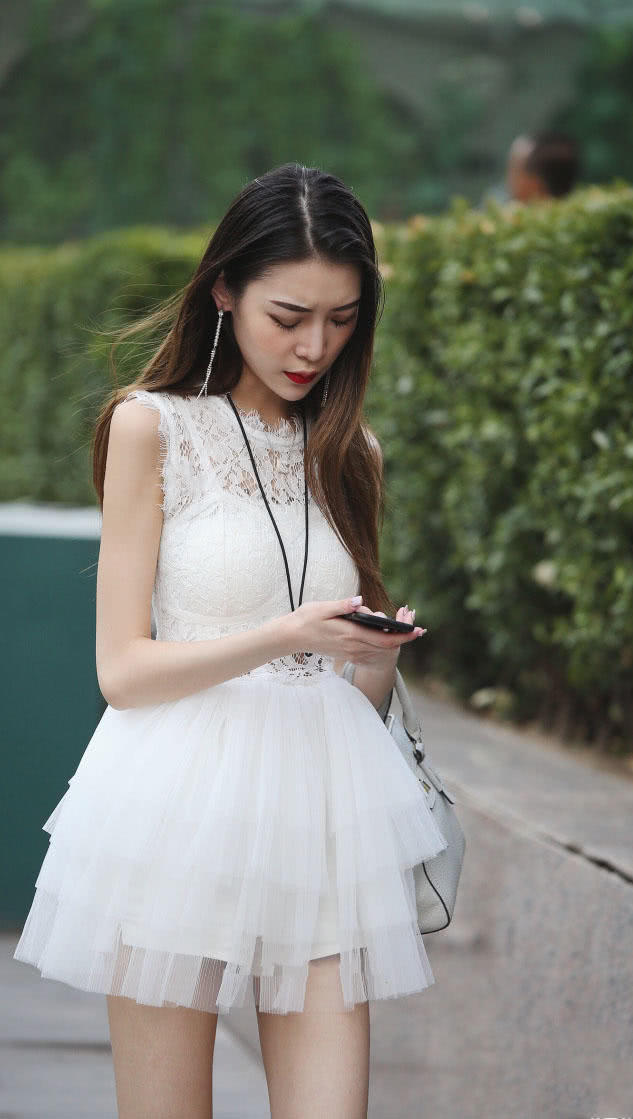 身穿纺纱短裙的小姐姐犹如白天鹅一样优雅，一个大跨步略显尴尬