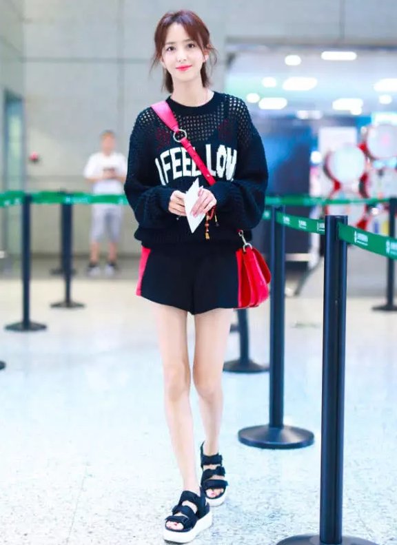 佟丽娅太厉害，网友:把凉鞋穿成高跟鞋，时髦不止一点点!