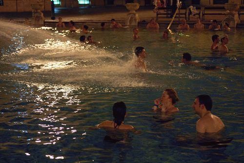 浮在“温泉海”上的国度：热辣辣的露天洗浴 男女混在一块