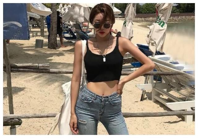 窈窕的牛仔裤美女，搭黑色吊带露美背，让人眼前一亮！