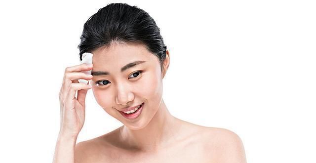  [洗面奶]为什么爽肤水不能用手涂,而要用化妆棉涂?今天终于明白了!