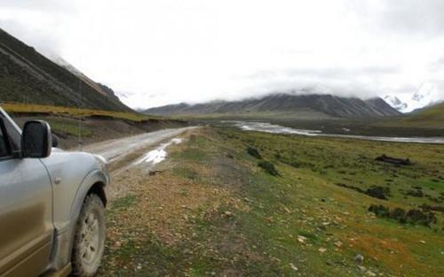 70后大叔单人自驾沃尔沃走川藏线, 一路不停的载着穷游搭车女生