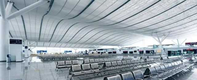 四川最大高铁站，占地面积68万平方米，有95个足球场大！