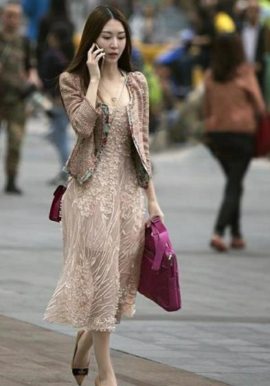  『女人』街拍：眉清目秀的小姐姐，身穿双层裙，展现成熟女人魅力