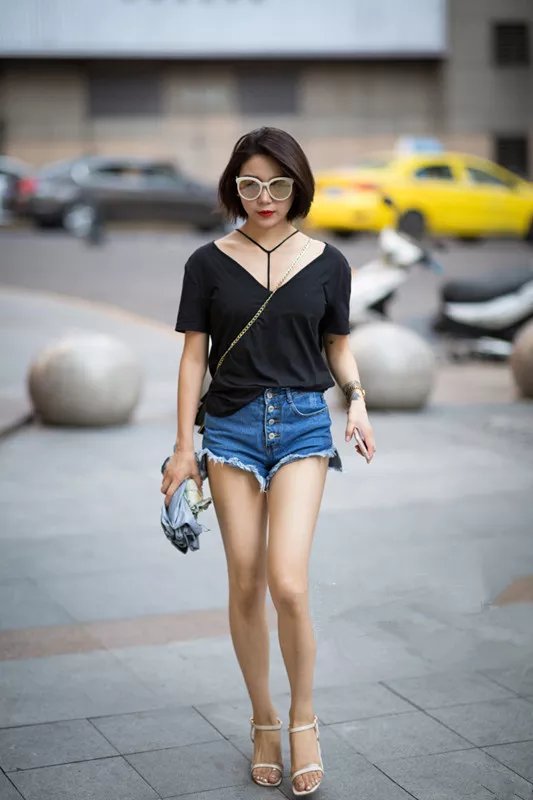 路人街拍，小姐姐穿着清新而淡雅，身材高挑，气质不凡！