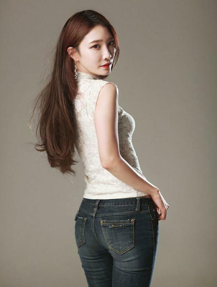 优美秀丽的牛仔裤美女，线条顺滑，衬托的气质温婉优雅！
