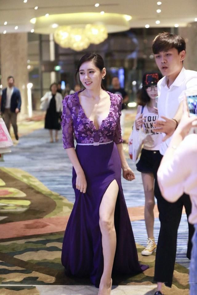 秋瓷炫的设计师是谁?这裙子忒吸睛了!网友:该给设计师涨工资了