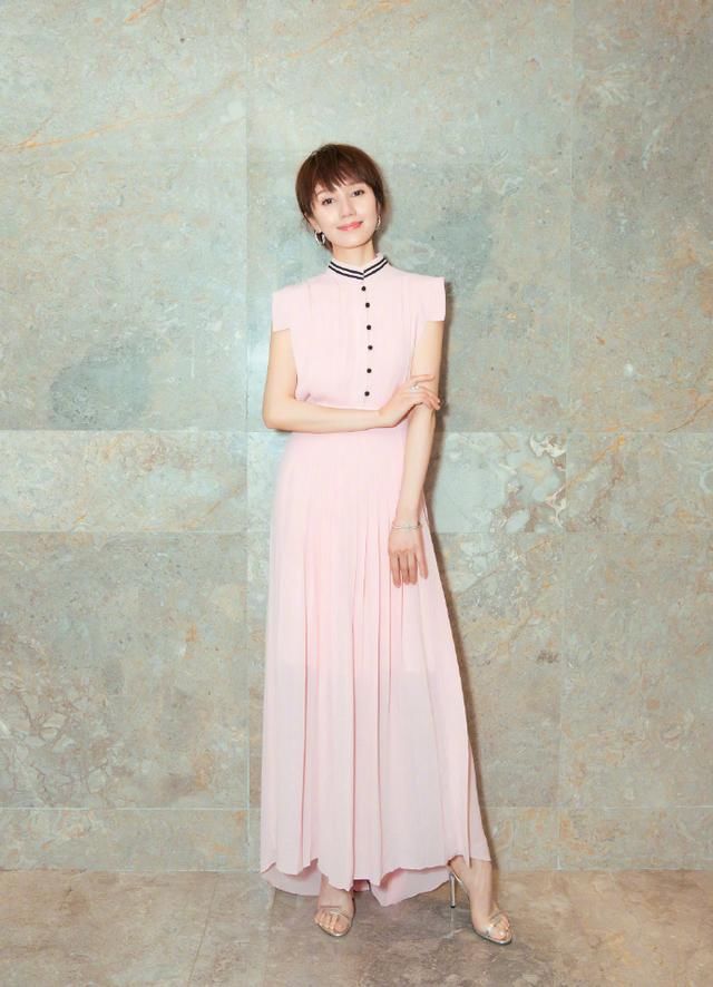 41岁袁泉魅力不减当年！穿连衣裙优雅又清新，好气质加分不少