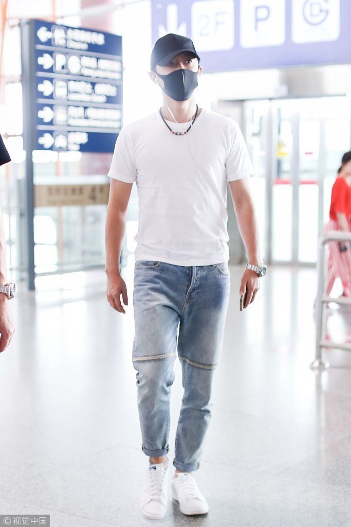 韩庚口罩遮面抵京低调十足 白T恤配牛仔裤简洁帅气
