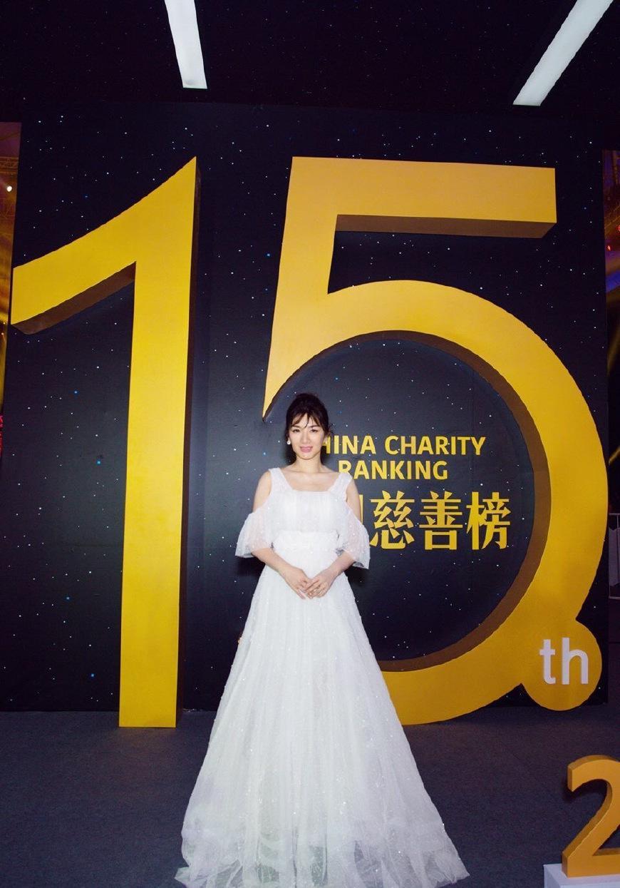 40岁黄奕厉害了！仅剪了个空气刘海显小20岁，网友：我又恋爱