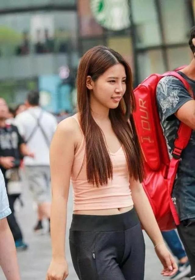 气质小姐姐黑色紧身裤,时尚的穿搭尽显青春活力