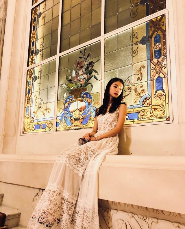 王艺穿香芋色吊带裙,性感仿佛落日女神,网友:被你美哭了!