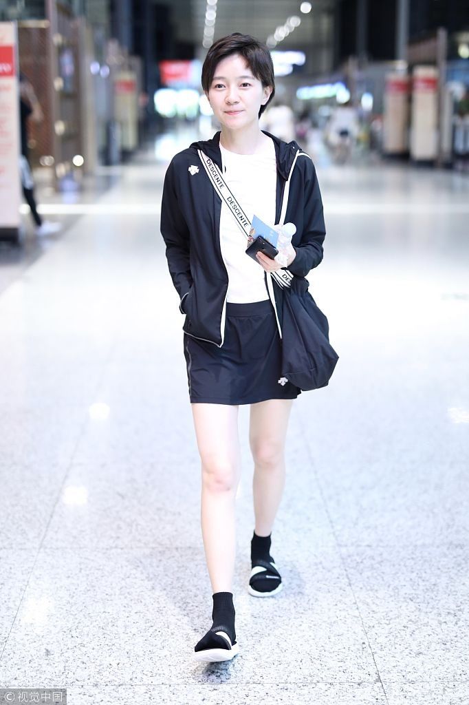 焦俊艳黑白装简约现身秀美腿又白又直 短发干练自拎行李女汉子