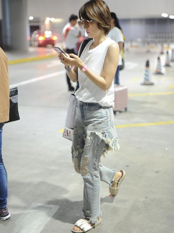马伊琍现身机场，变得又潮又年轻 网友:比20岁0岁还漂亮!