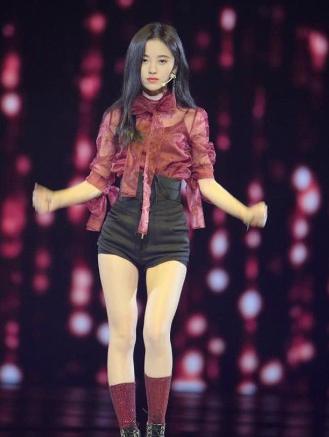 鞠婧祎为了显高拼了,居然将裤腰拉到胃?却因一双袜子秒变矮!