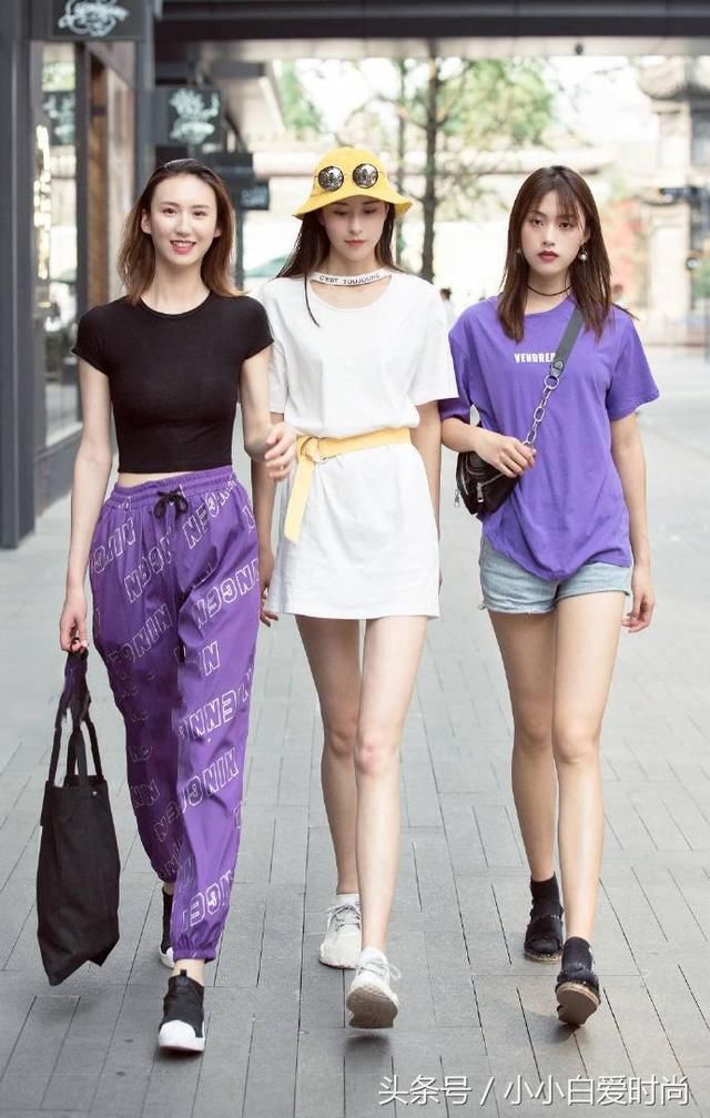 穿吊带短裤的小姐姐，微胖身材很惹眼，珠圆玉润的腿很加分！