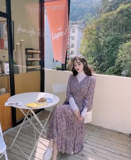  [碎花]碎花连衣裙怎么穿才时髦？学学这些潮流搭配，轻松摆脱土俗感