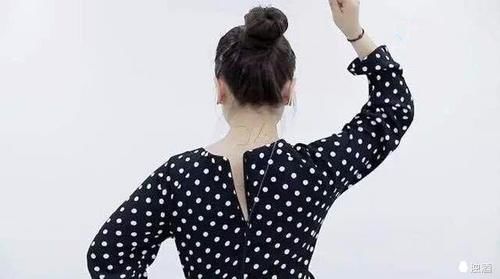 女生穿裙子为啥拉链要设在后面!增添“情趣”吗?答案让人意外!